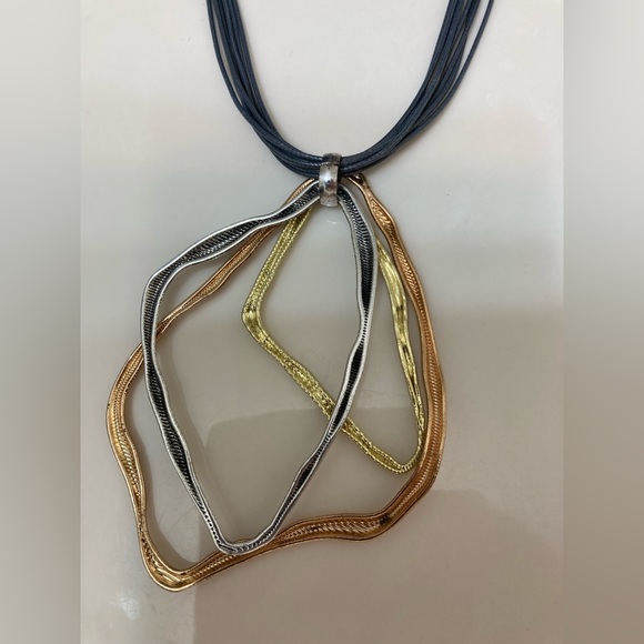 Fashion Necklace with tri-colored metal design - Picture 4 of 8